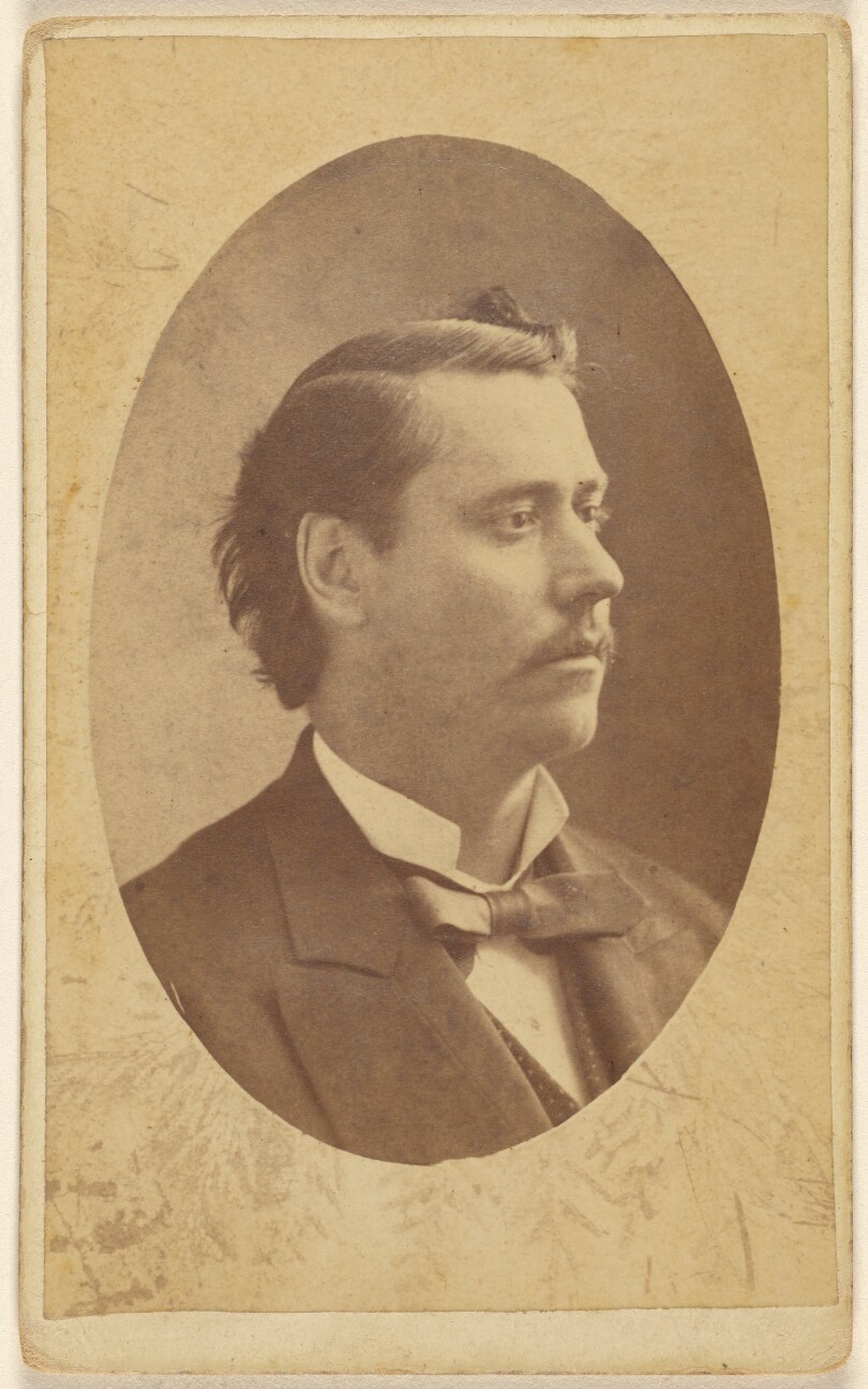 [Unidentified man in 3/4 profile, in quasi-oval style]