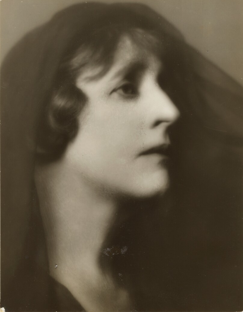 [Margaret Anglin as Electra]