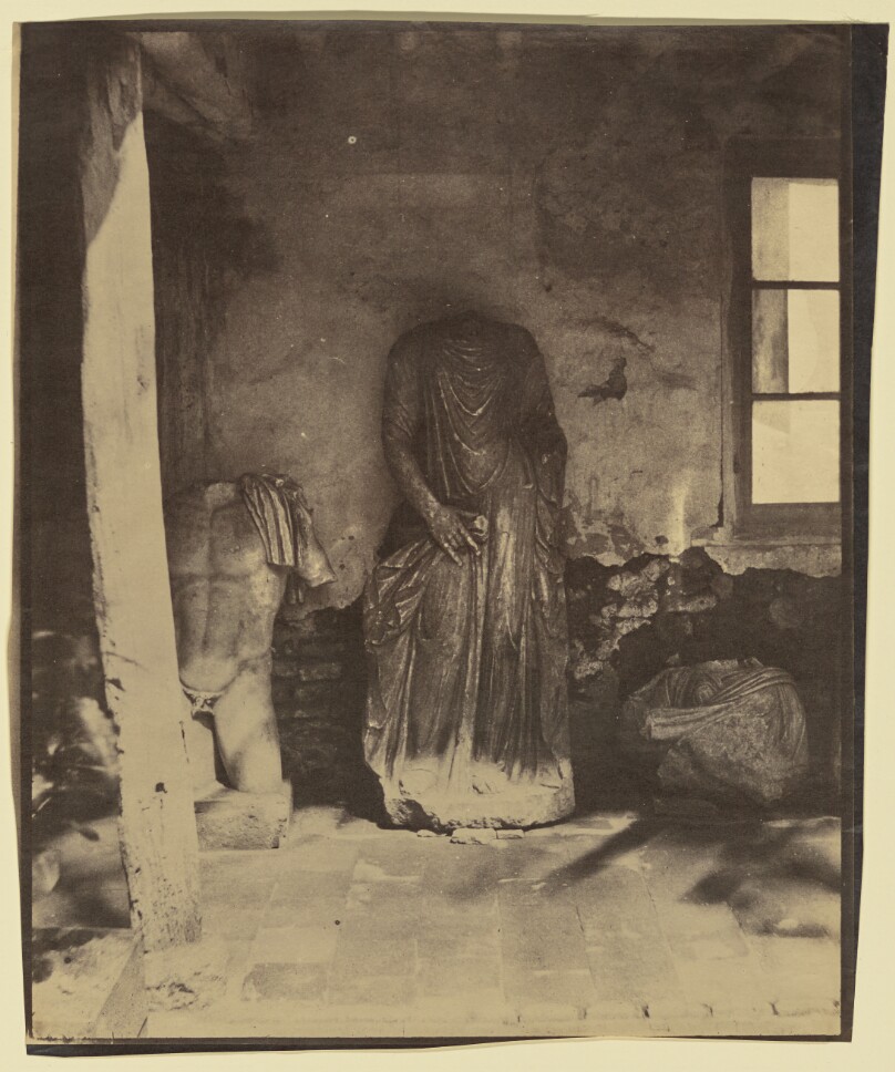 [Musee de Cherchel-Venus Drapee, Torse de Mercure]