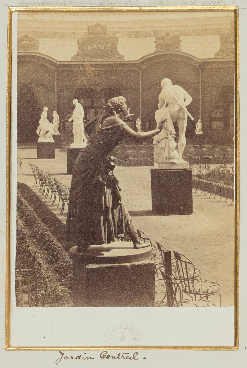 Groupe de Statues dans le Jardin Central