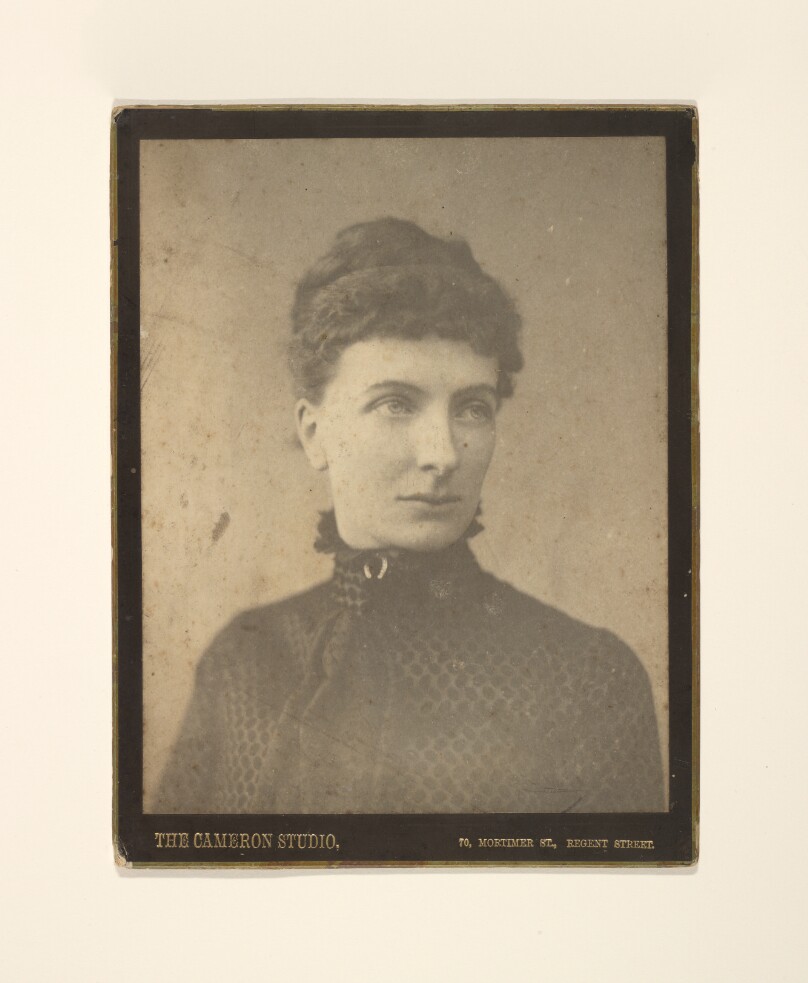 [Portrait of an unidentified woman]