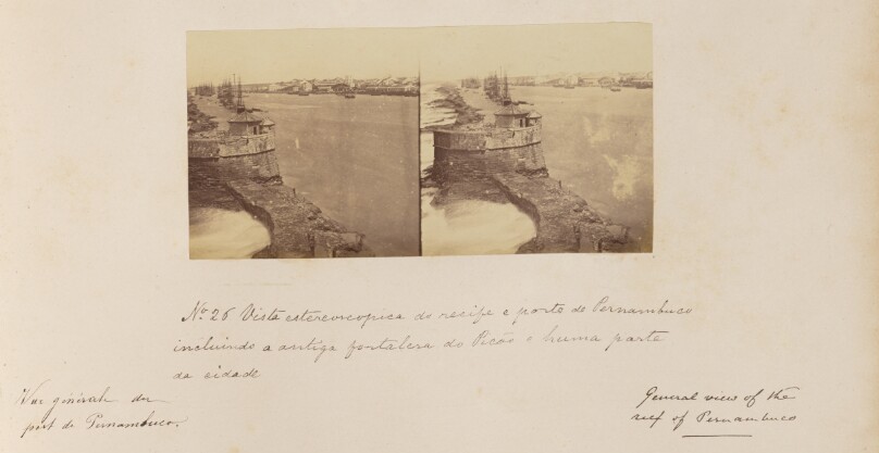 Vista estereoscópica de recife à parte de Pernambuco incluindo a antiga fortaleza do Picão e huma parte da cidade