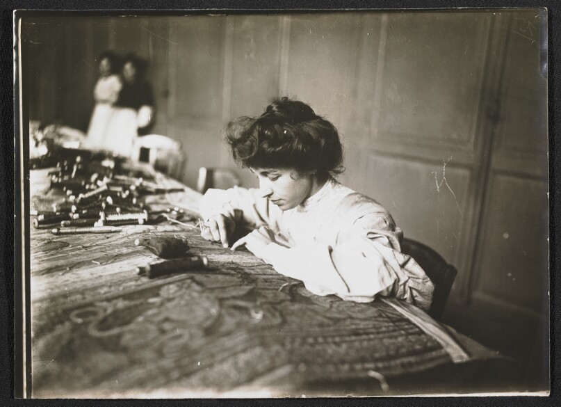 [Manufacture des Gobelins. Reprise minieteise accomplié sur un tapis de grande valeur.]