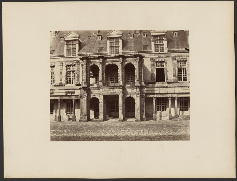 [chateau facade]