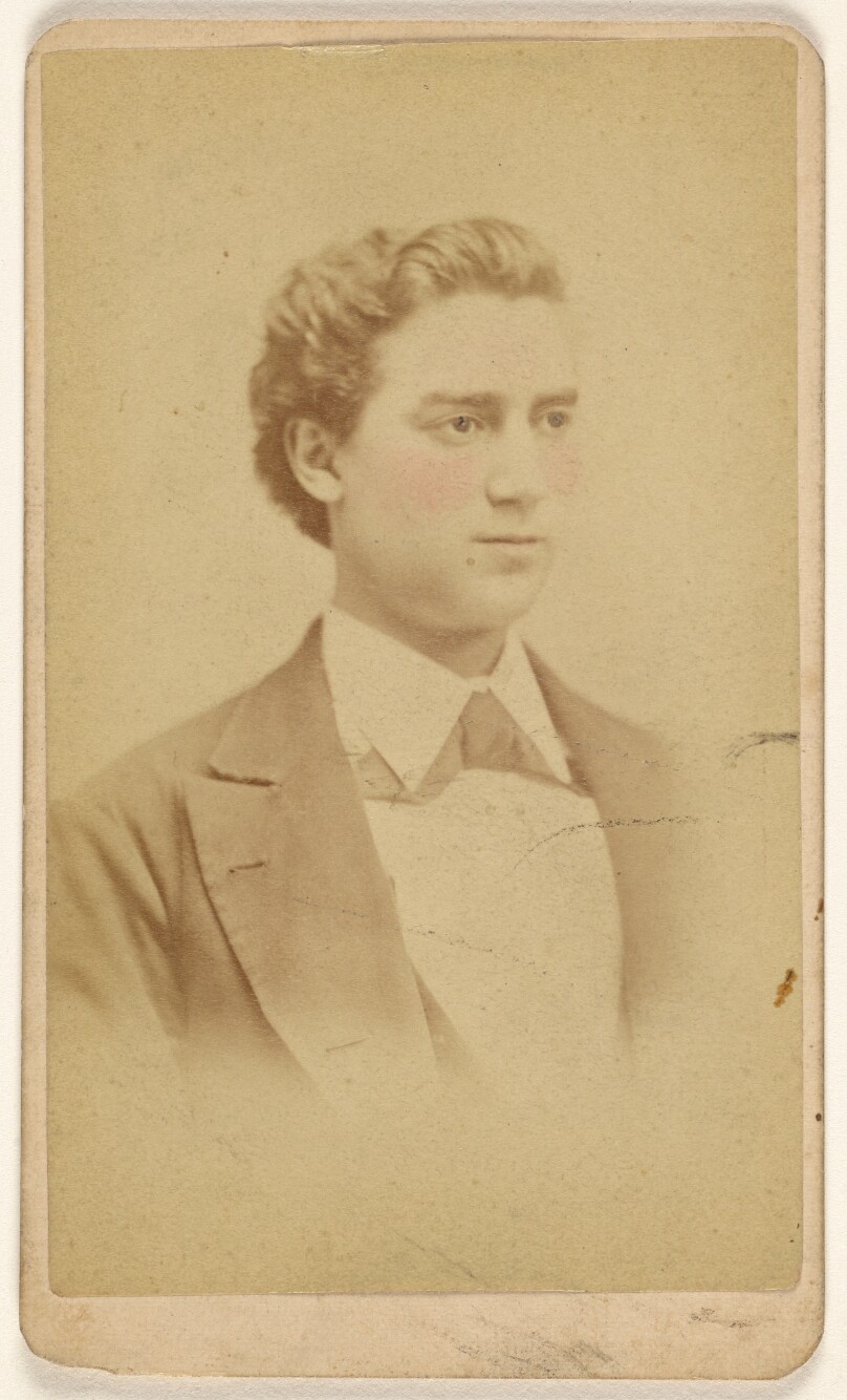 [Unidentified man with "rosy" cheeks, printed in vignette-style]