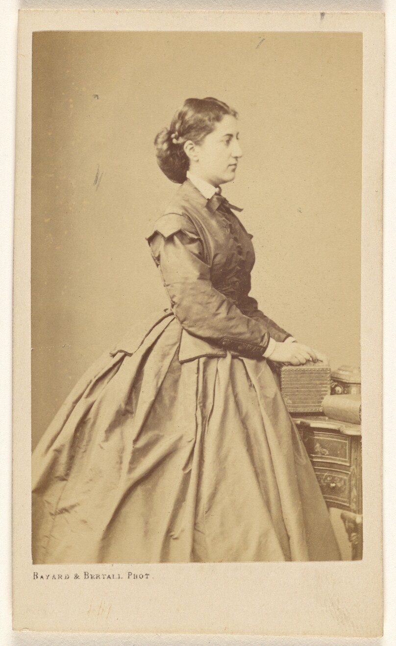 [Unidentified French woman in profile, standing]