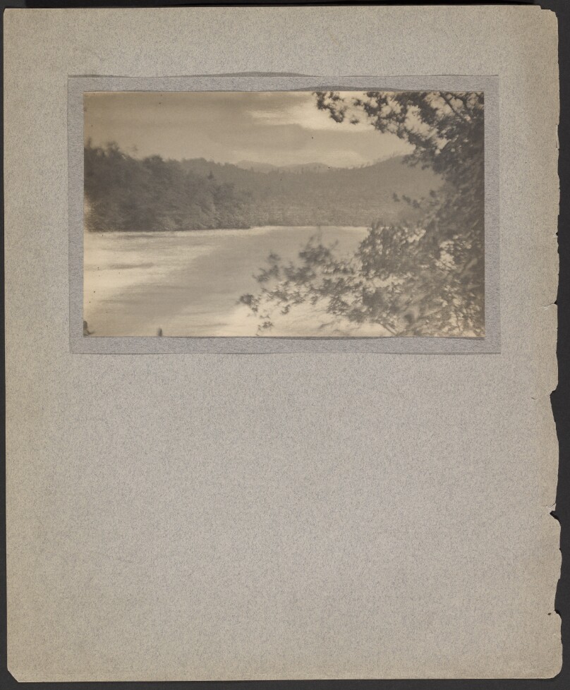 [View of a lake with mountains]