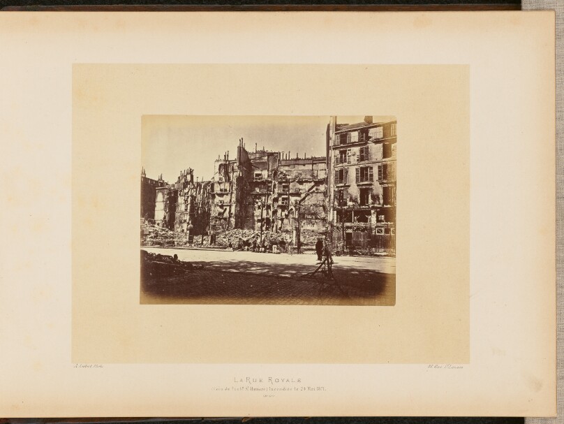 La Rue Royale (coin du Faubourg Saint-Honoré) incendiée le 24 mai 1871.