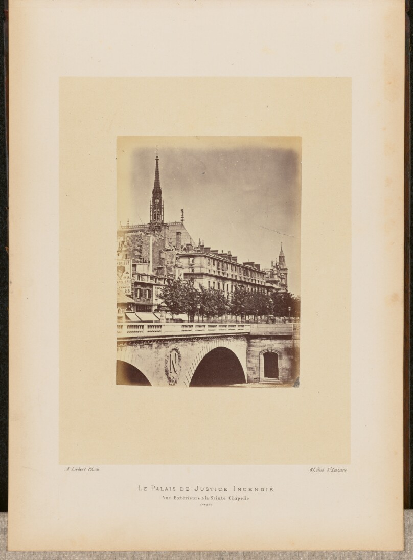Le Palais de Justice incendié. Vue extérieure avec la Sainte-Chapelle.