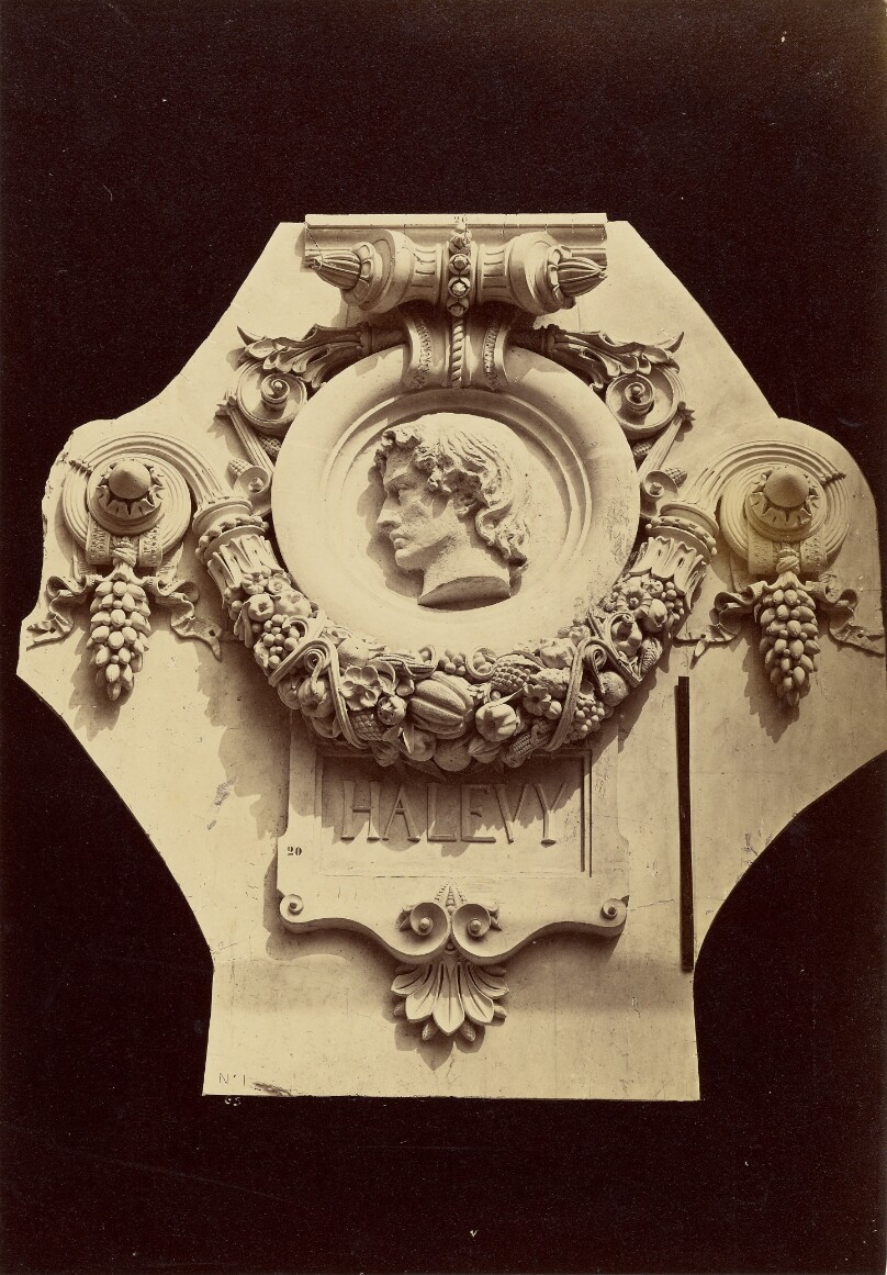 Médaillons - Tympans des arcades du rez-de-chaussée (facade principale)