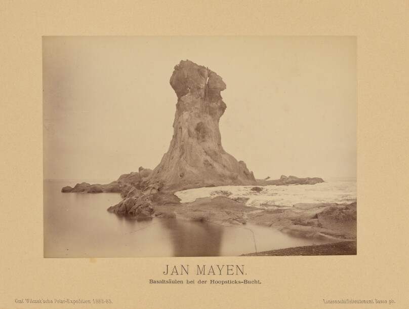 Jan Mayen, Basaltsaulen bei der Hoopsticks-Bucht