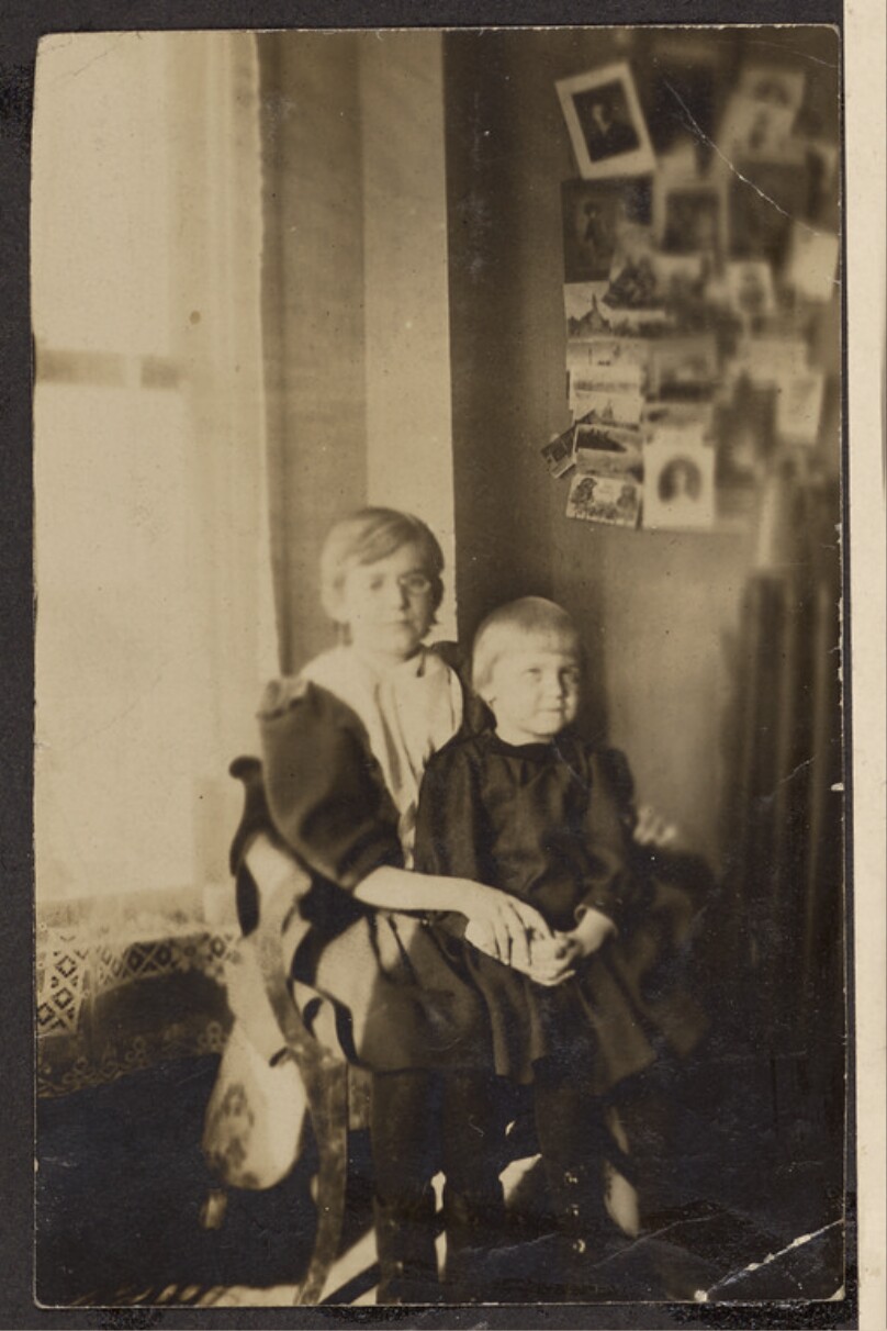[Woman and child sit for a portrait]