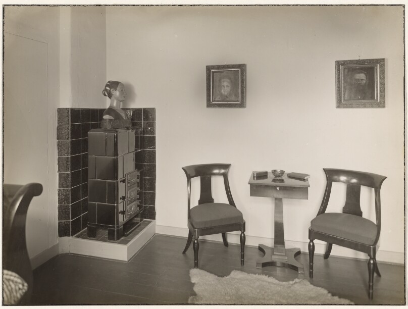 Sander's studio/home Cologne: August Sander's bedroom (corner with the oven) (Sander's Studio/Wohnung, Köln: Schlafzimmer August Sander (Ofenecke))