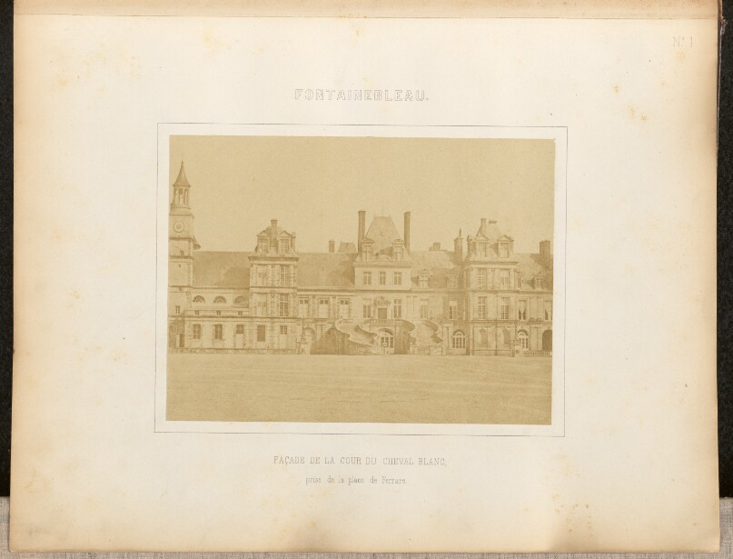 Façade de la cour du Cheval blanc