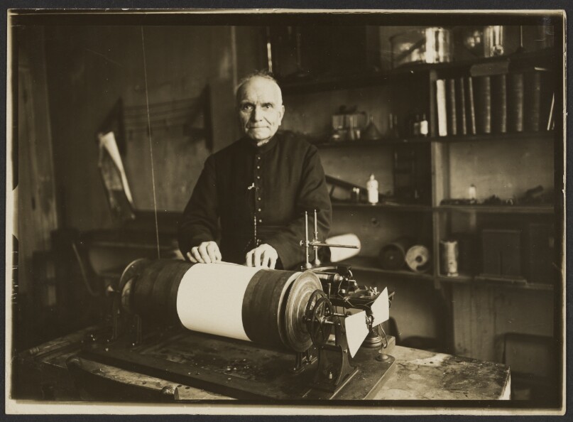 [L'abbe Rousselot colle une feuille de papier de soie sur un cylindre]