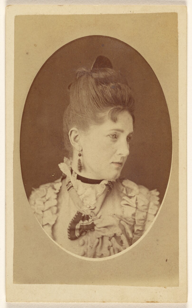 [Woman in three-quarter profile.]
