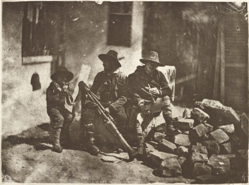[Italian Musicians (Pifferari) at 21 quai Bourbon, Ile Saint-Louis, Paris]