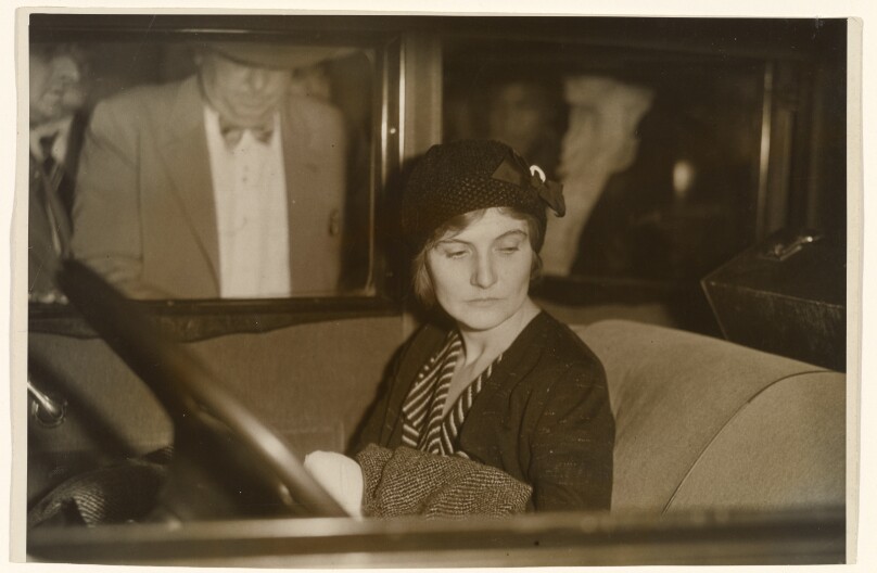 [Winnie Ruth Judd Sits in car while in custody]