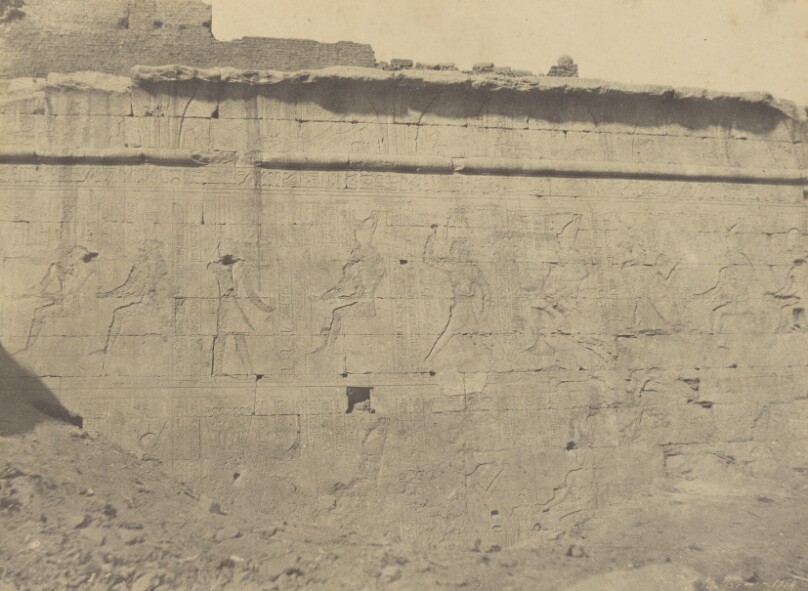 [Edfou, Sculptures et Inscriptions de la Façade Orientale du Mur d'Enceinte]