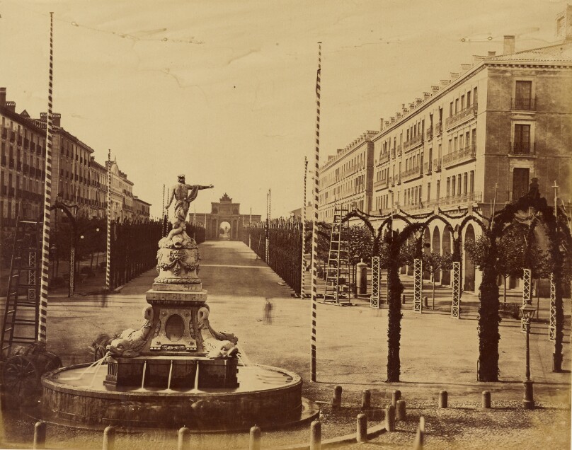 Zaragoza. Fuente de Isabel 2da y Salon de Santa Engracia