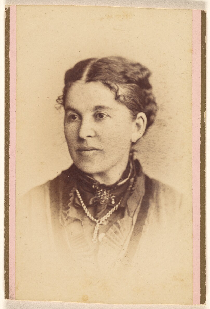 [Unidentified woman in 3/4 profile, printed in vignette-style]