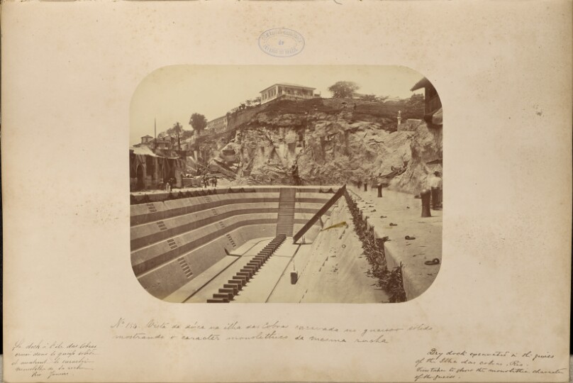 Vista da doca na Ilha das Cobras excavad no gneiss sólido mostrando o carácter monolithico da mesma rocha