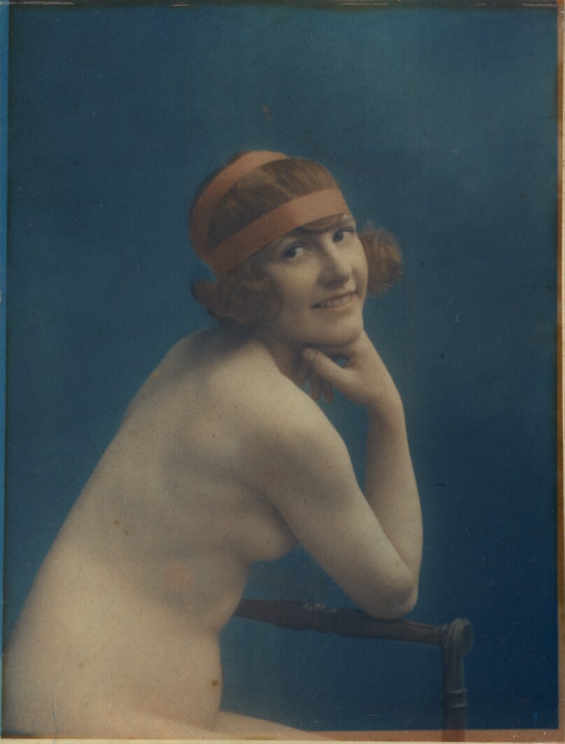 [Female nude]