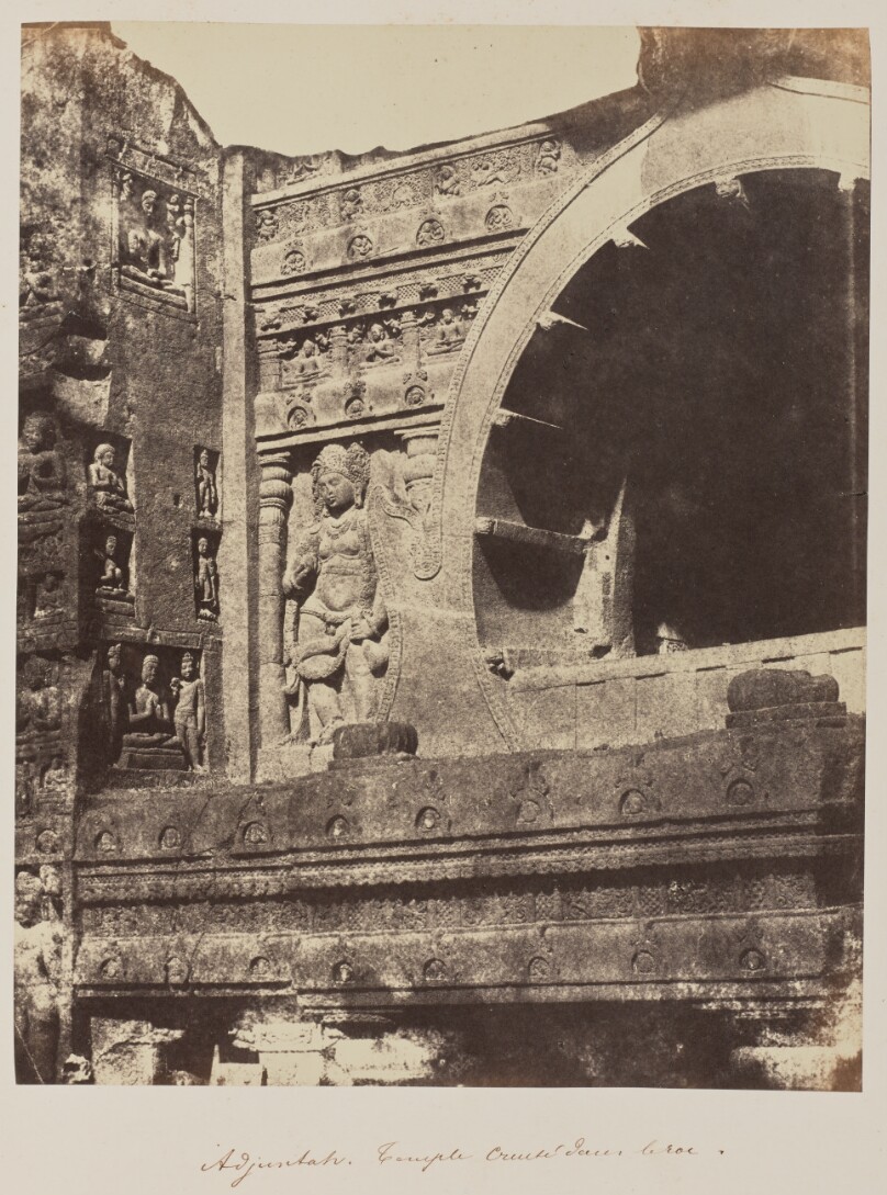 Adjuntah, Temple cruité dans le roc