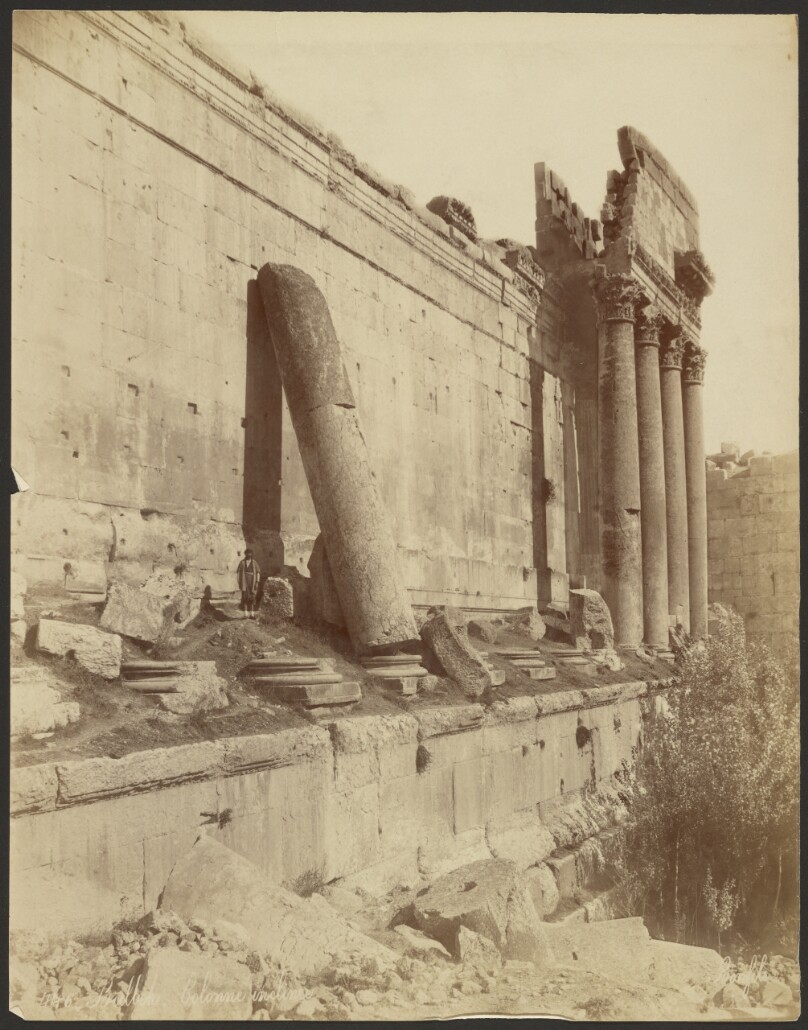 Balbek, Colonne inclinée