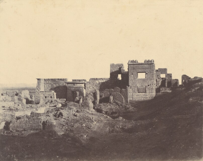 [Médinet Habou. Vue prise de l'entrée du Palais de Ramsès Méiamoun]
