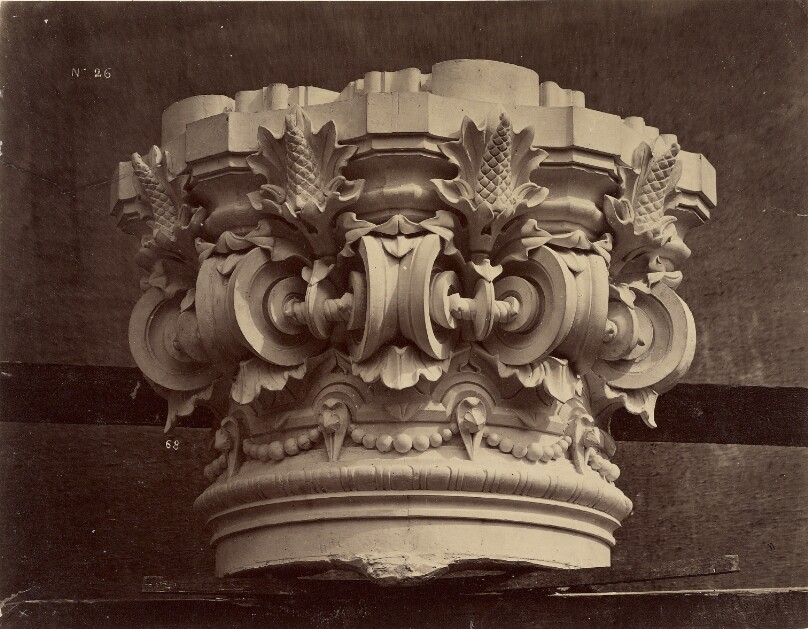 Chapiteau des colonnes supportant la 1re volée du grand escalier.