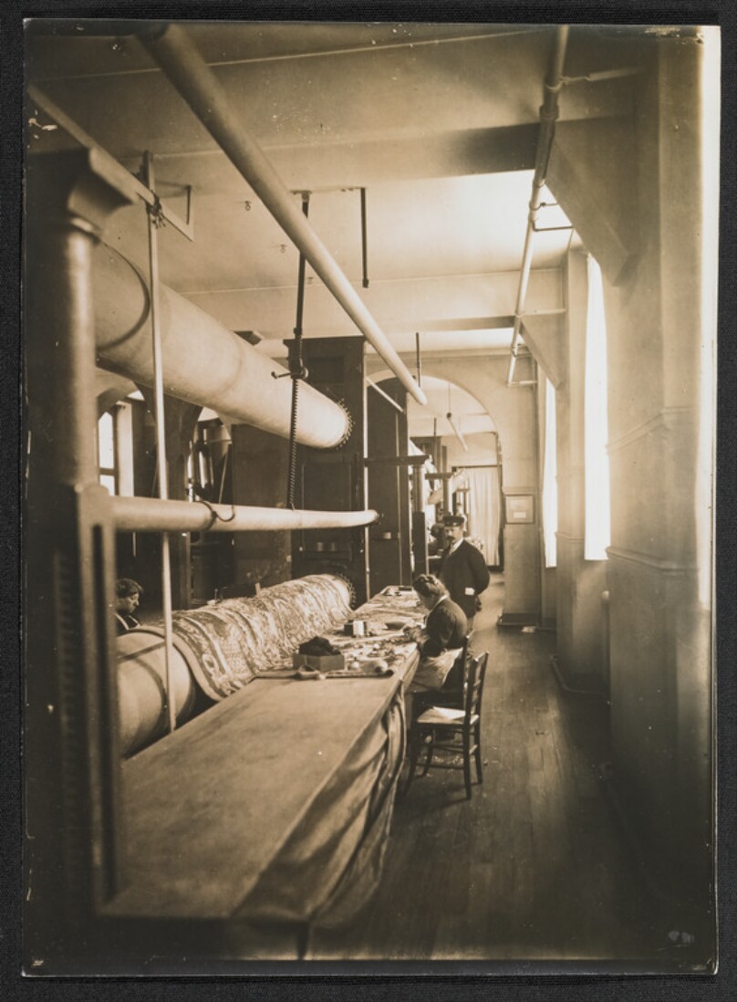 [Manufacture des Gobelins. Atelier de réparation des grand tapis.]