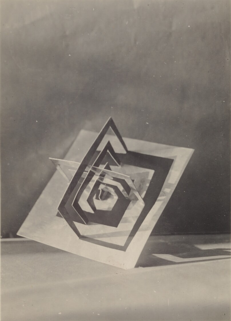 [Papier (Paper Sculpture)]