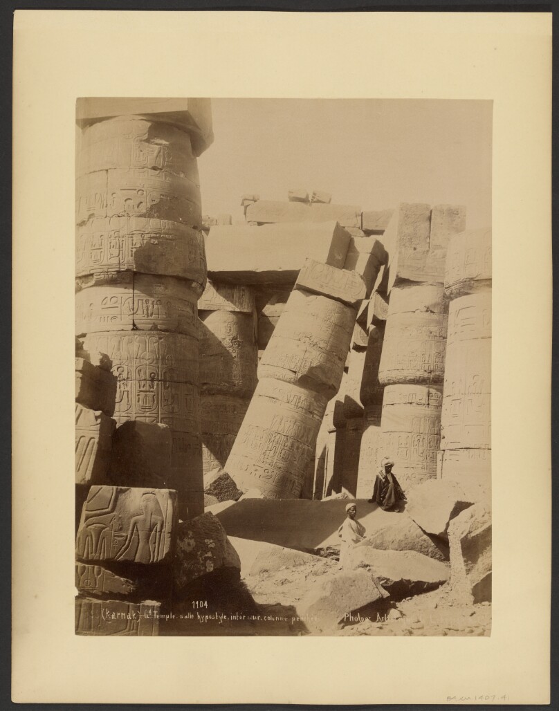 (Karnak) Gd. Temple, salle hypostyle, interieur, colonne penchee