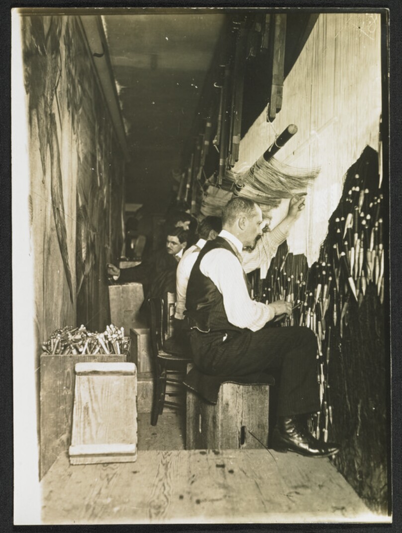 [Manufacture des Gobelins. Atelier de tapisserie les artistes au travail vue arriére du métier]
