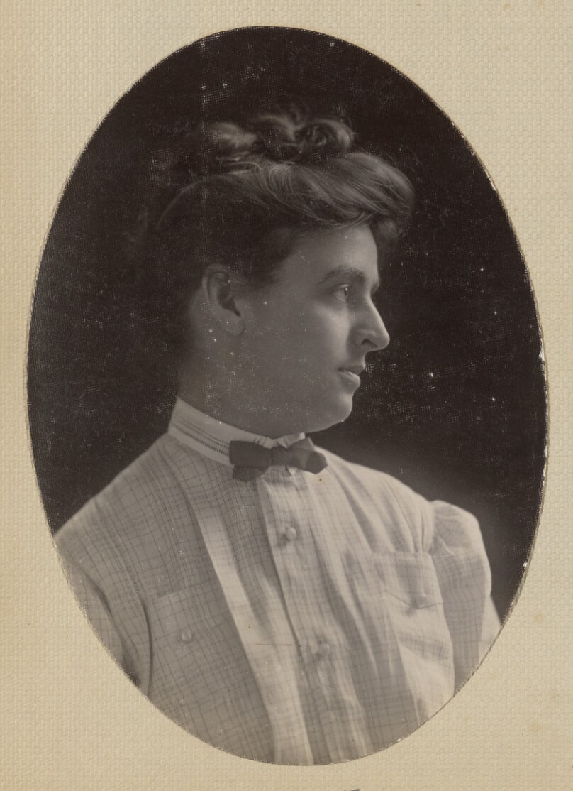 [Portrait of an unidentified woman]