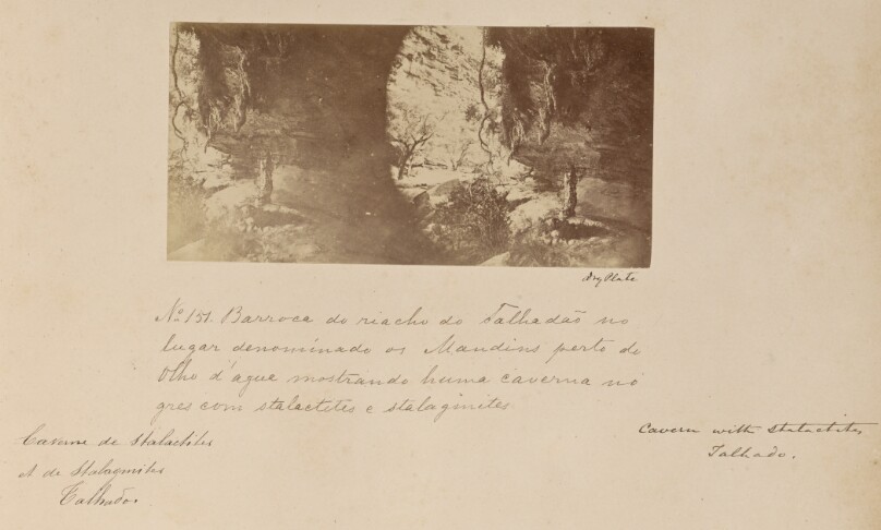 Barroca do riacho do Talhadao no lugar denominado os Mandins perto de Olho d'Agua mostrando huma caverna no grés com stalactites e stalagmites