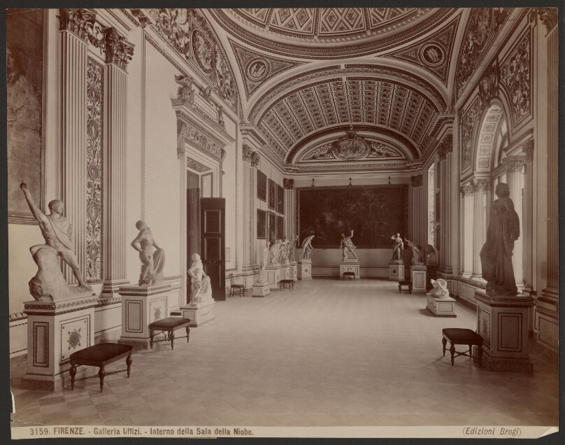 Firenze - Galleria Uffizi - Interno della Sala della Niobe