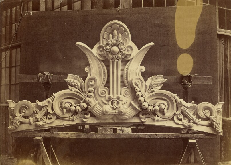 Amortissement des frontons des pavillons. Facade principale.