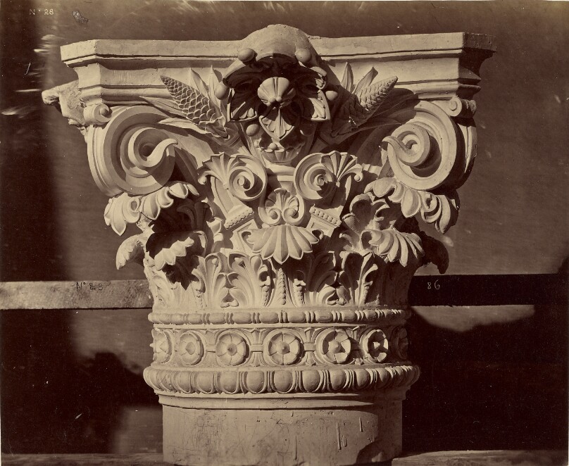 Chapiteau des colonnes du grand foyer.