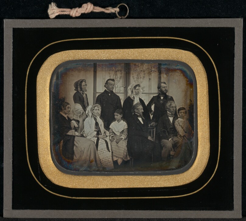 [Group portrait of ten Eynard-Lullin family members and friends]