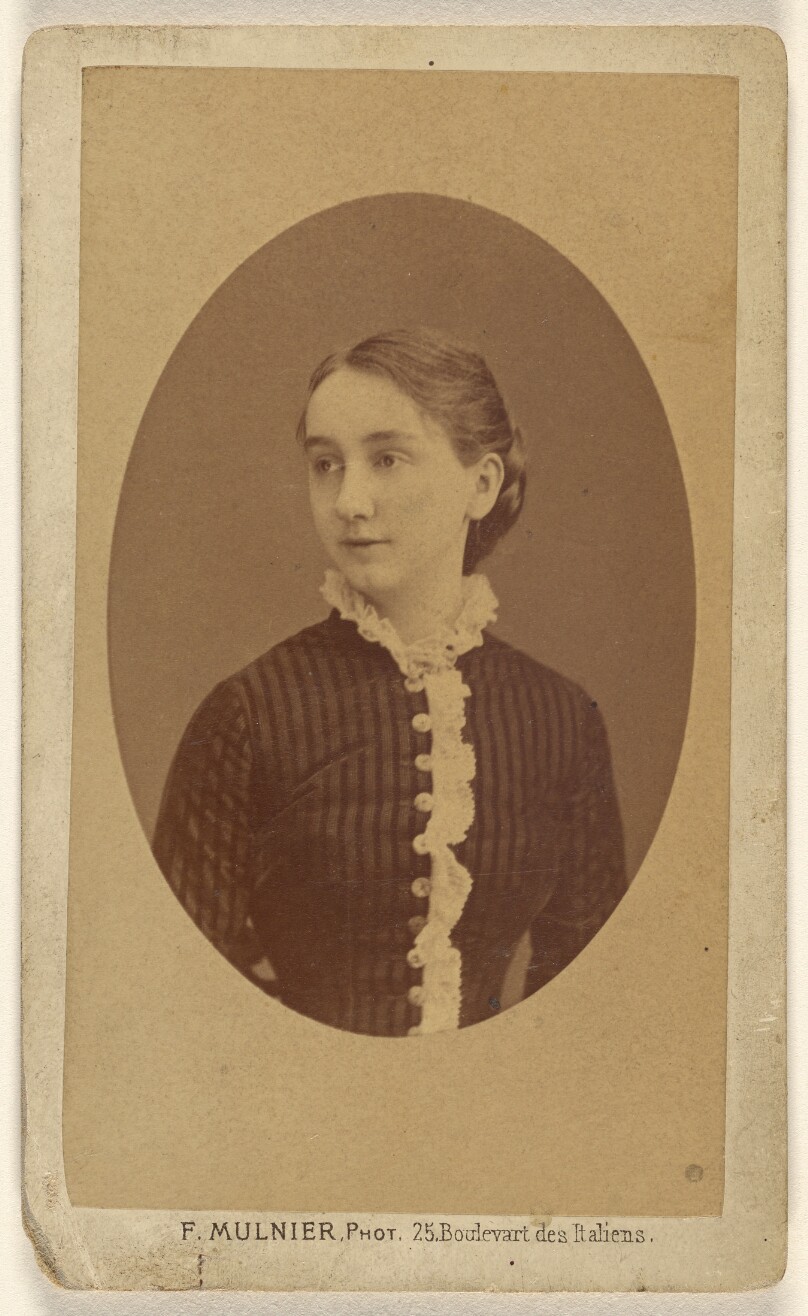 [Unidentified woman, in quasi-oval style]