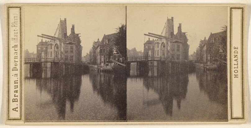 Amsterdam. Le quai Kloveliersburgwal et le vieux Doelen.