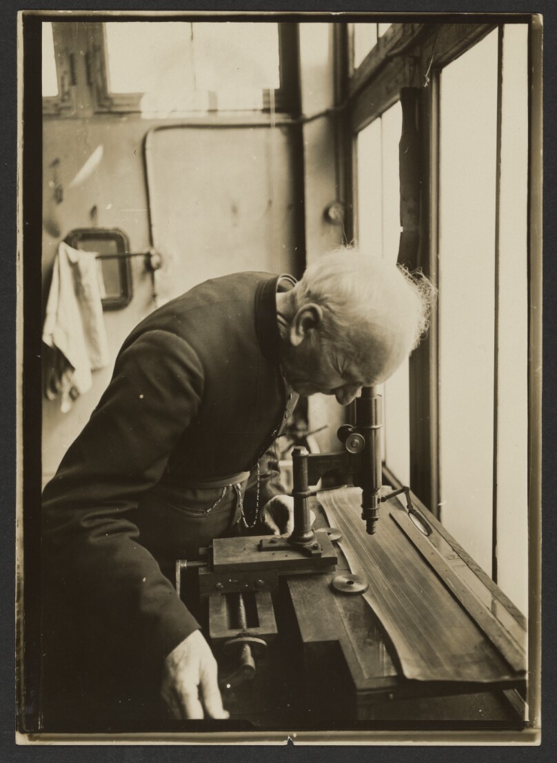 [L'abbe Rousselot lisant des traces au microscope Nachet]