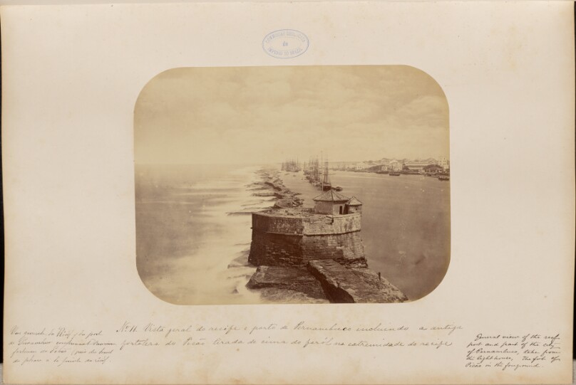 Vista geral do recife e porto de Pernambuco incluindo a antiga fortaleza de Picão tirada de cima do farol na esetramidade do recife