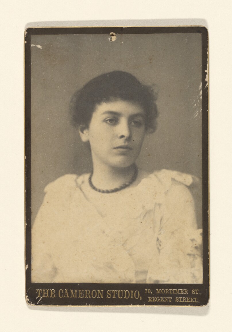 [Portrait of an unidentified woman]