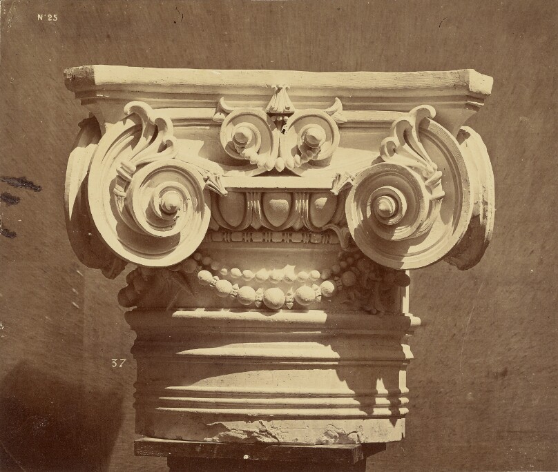 Chapiteau des colonnes du grand escalier.
