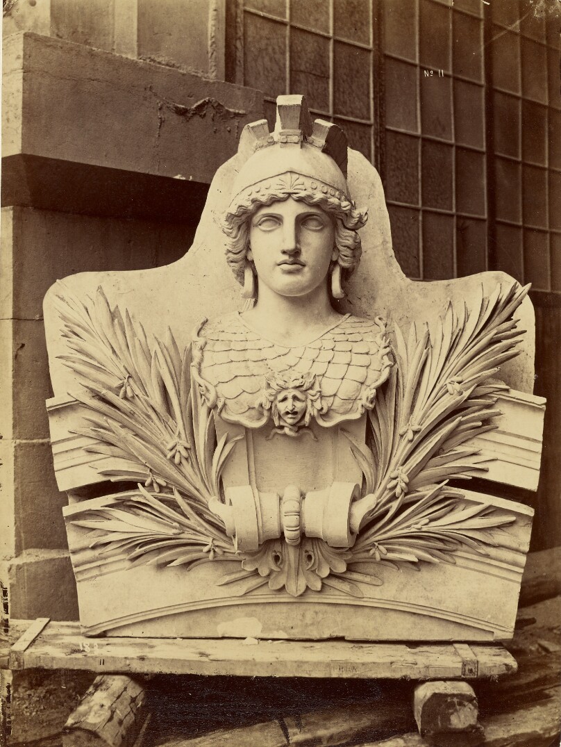 Clef de la grande fenetre. Facade postérieure de la scène.