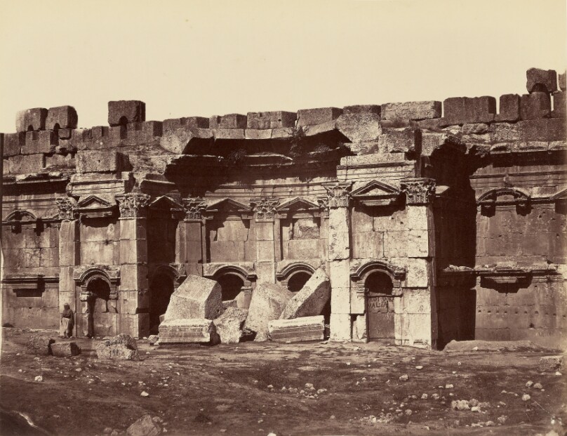 Chambres carees, a droite, dans la cour rectangulaire - Balbek