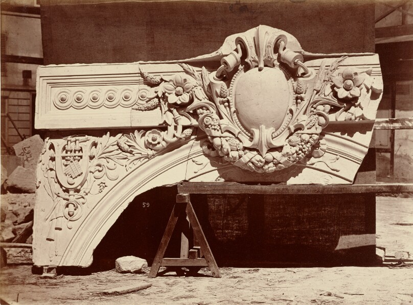 Le nouvel Opéra de Paris. Sculpture ornementale. Clef et tympan de la base du vestibule du contrôle